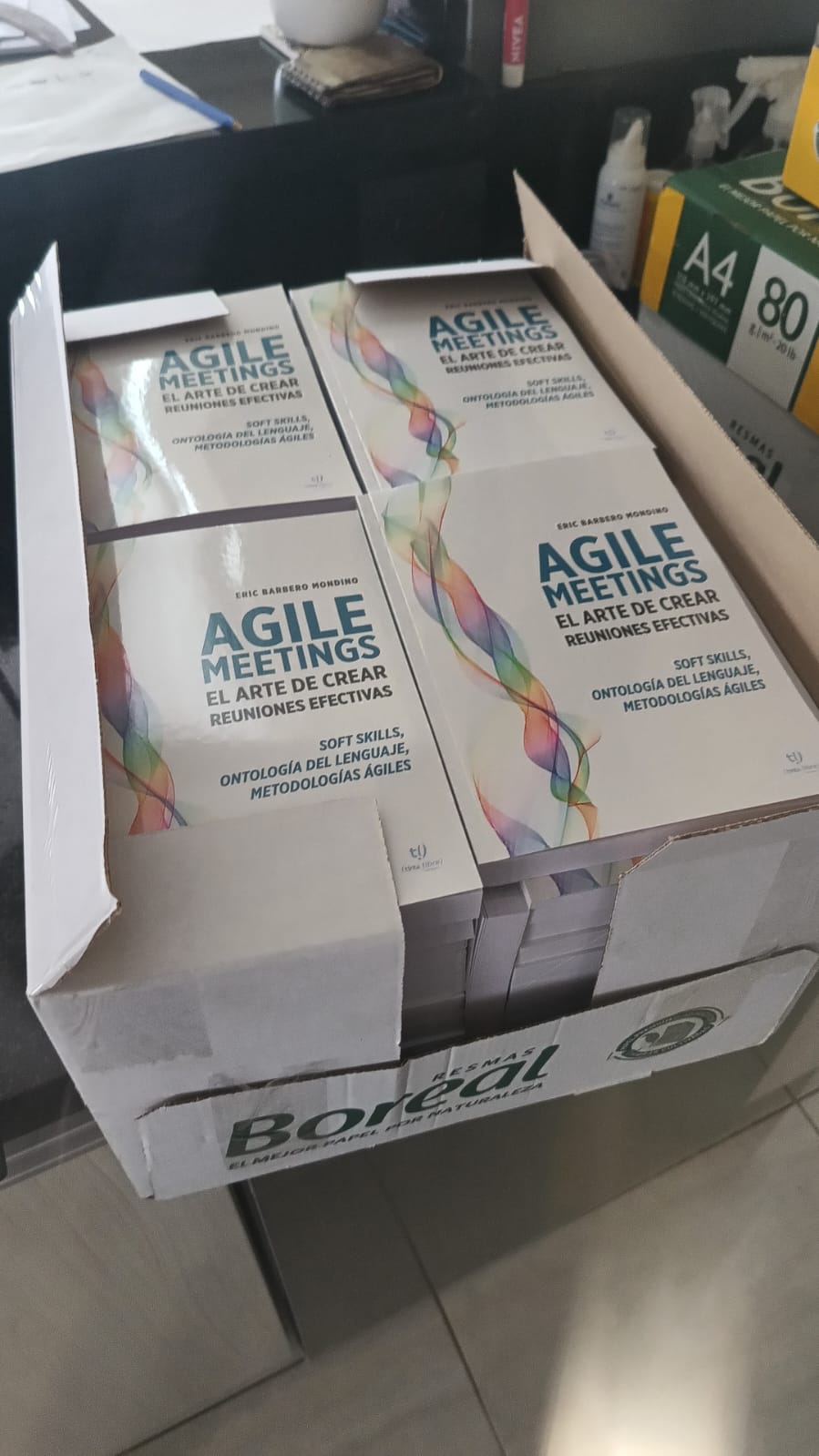 Caja con copias físicas del libro Agile Meetings